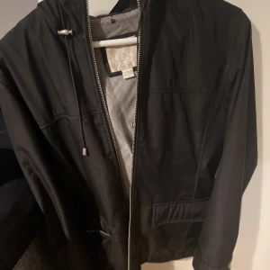 Vårjacka - Säljer denna coola vårjacka med coola framfickor och luva. Den är min mammas gamla och står att det är märket Nine West. Hör gärna av dig vid frågor❤️