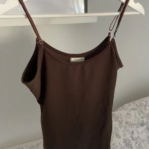 Skims liknande linne - Superfint linne som är vintage, sitter jättefint, skönt material, sparsamt använt och i nyskick!❤️‍🔥❤️‍🔥