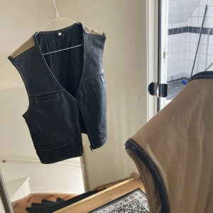 Läderväst - Superfin läderväst med dragkedja. Passar S-M beroende på önskad passform. Säljer pga rensning av garderoben