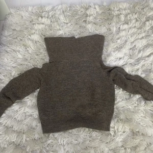 Tröja  - Säljer en brun tröja som har skönt och gosigt matrial, har en krage som går att dra ner ända ner till axlarna. Storlek S men funkar för M.