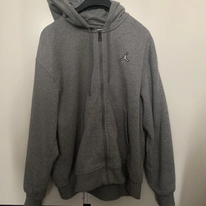 Jordan zip hoodie - Jättefin färg, otroligt bra kvalite, använd i bara 2 veckor. Köpt från Zalando 899. 