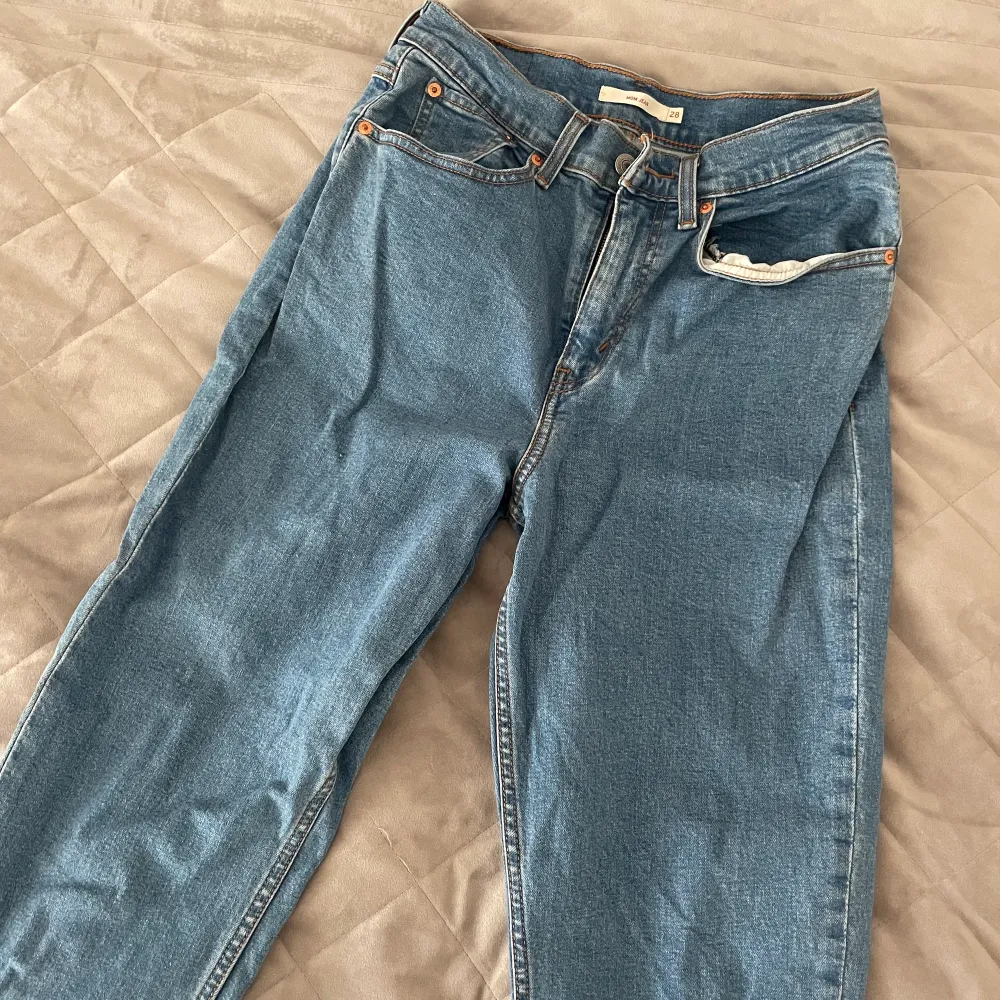 Levis Mom Jeans i storlek 28, använda 1 gång. Superbra skick💗(lite skrynkliga pga att de är nytvättade). Jeans & Byxor.