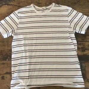 Nike SB randig T-shirt - Svart/ ljusrosa/ vit randig t-shirt. Loose fit. Använd fåtal gånger. Stl L. Unisex.