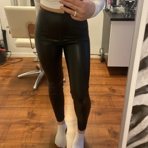 Skinnbyxor - Svarta Skinnbyxor från HM. Jätte sköna och inte jätte använda. Kan frakta men köparen betalar fraktpriset då💕💕