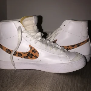 Skor - Säljer ett par skor som aldrig har kommit till användning så passade på att sälja dom 🤩 har använts ca 2 gånger🪄 den är inte sönder någon stans 💗 är i jätte bra skick 😍 fick dom för ungefär 1 år sen 😋 är i storlek 38,5👍🏽 skriv privat om någon vill köpa 