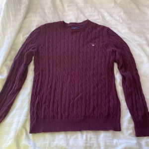 GANT | Kabelstickad Tröja | STRL M - Vinröd Kabelstickad gant tröja i normalt skick