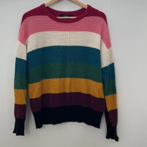 Färgglad stickad tröja  - En färgglad stickad tröja från forever 21. Den sitter ganska löst på kroppen och har en skön material.