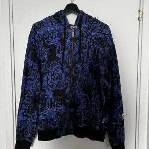 Versace tröja som används få gånger därav väldigt bra skick 9/10. Storlek L  Köptes för 4599 kr och jag säljer den för 1800 kr. 