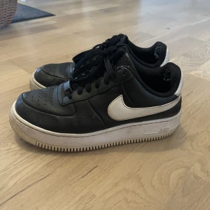 Nike airforce  - Ingen aning om äktheten men ser bra ut, lite skada vid hälen 