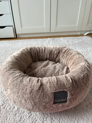 Hund/katt säng - Sängen är i nyskick, har knappast används. Innekudden är avtagbar. Den är super mjuk och fin. Köptes för 500kr. Den luktar inte och är jättefräsch. 50cm i diameter 