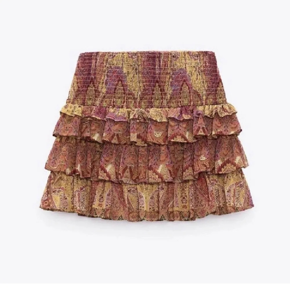 Säljer denna zara kjol eftersom den blivit lite förliten och kommer inte till så mycket användning. 250kr + frakt! Om stort intresse startar jag budgivning . Kjolar.