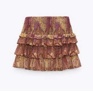 Säljer denna zara kjol eftersom den blivit lite förliten och kommer inte till så mycket användning. 250kr + frakt! Om stort intresse startar jag budgivning 