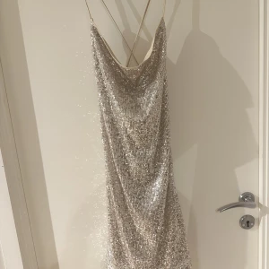 Paljettklänning aldrig använd  - Aldrig använd med prislapp 