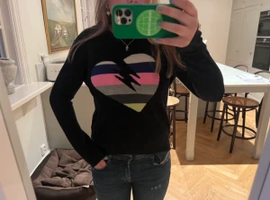 Zadig & voltaire tröja - Säljer denna stickade tröjan från zadig & Voltaire med ett coolt tryck på! Skriv vid intresse eller frågor<33