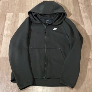 Nike tech fleece - Detta är en grön Nike tech old season huvtröja i väldigt fint skick