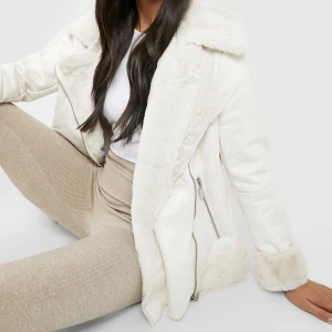 Vår jacka - Säljer denna superfina nästan helt nya vår jackan då den inte passade mig, köpt 1-2 månader sen för 990kr, säljer för 550💞 pris går att diskutera!