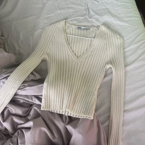 Ribbad tröja från zara - Säljer denna ribbade tröjan från zara, fint skick bara använd några gånger 