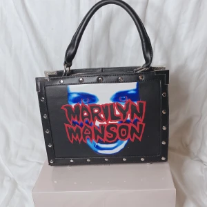 KILLSTAR x MARILYN MANSON - RESERVERAD KÖP EJ! ”My Metal” handväska från Killstar x Marilyn Mansons collaben för x antal år sedan. Kommer med axelremm. God kvalitet. Två fack samt innerficka. 