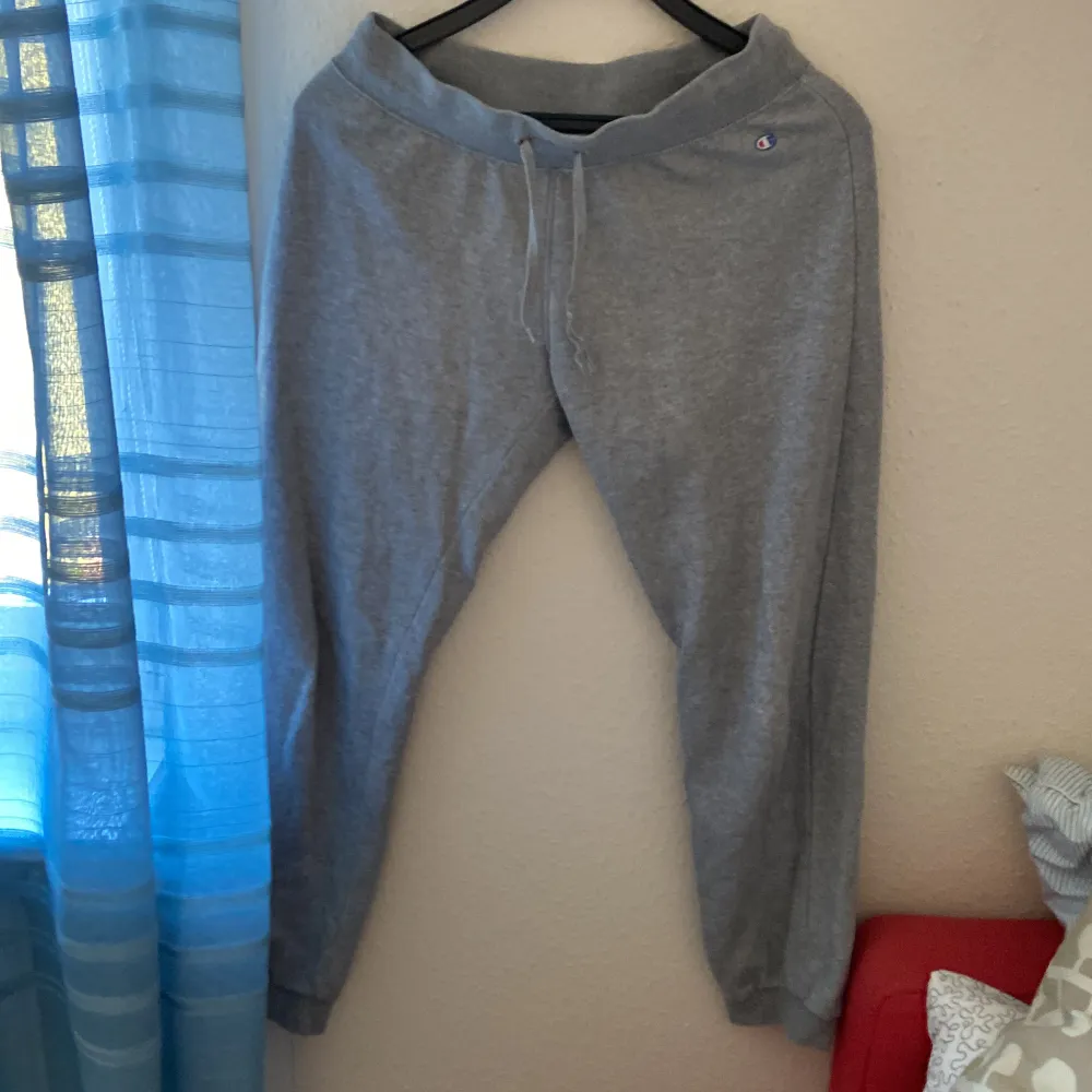 Vintage Champion sweatpants, väldigt sköna, säljer pga att de börjar bli små, står L men de passar mer M och S. Farkut & Housut.