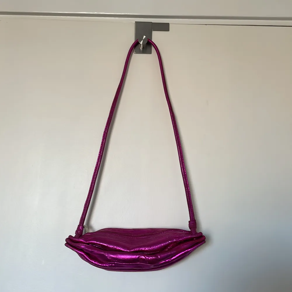 Marimekko rosa metallic skinnväska. Användt skick men så härlig 💓. Väskor.