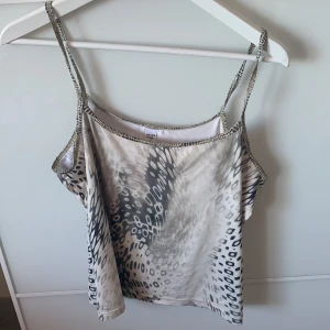 y2k linne - jätte söt topp i storlek 42. inte använd alls och köpt på plick. den är true to size o passar L