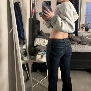 Lågmidjade jeans  - Lågmidjade jeans som inte kommer till användning