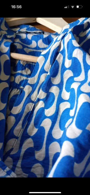 Zara klänning  - Storlek är L men skulle nog säga att den passar S-L pga knytbandet. ☺️