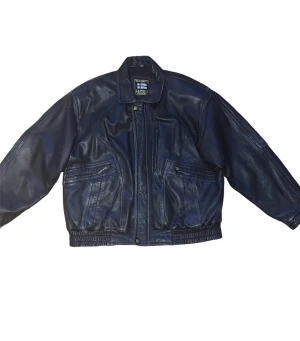 Läderjacka - Svart jacka i äkta läder!! Snygg oversize passform på mig som har storlek s! Dragkedjan är inte i toppenskick men jackan går även att stänga med knappar i kragen och längst ner🌟Jackan är köpt secondhand och det finns vissa spår av användning💫💫