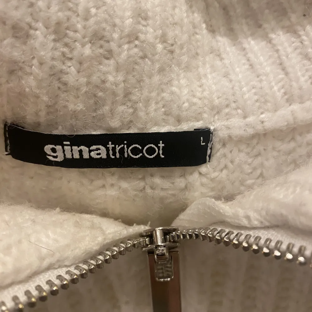 Jättefin stickad tröja från ginatricot som tyvärr inte kommer till användning något mer, storlek L men sitter mer som XS/S❤️. Stickat.