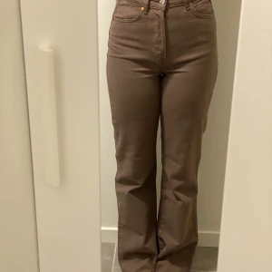 Bruna jeans - Använt ytterst få gånger, därav bra skick Storlek: W26 H32 (lagom långa för mig som är ca 167cm). Skulle säga att storleken motsvarar strl 34  Bara att höra av sig om det är några frågor :)  Köpare står för frakt 