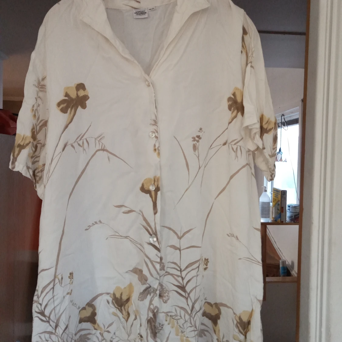 Vit blommig blus i stl 50 /52 . - 90