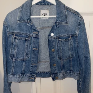 Jeansjacka - Superfin croppad jeansjacka från Zara, perfekt nu till våren!!🌸☀️ Den sitter verkligen så fint på och är lite oversized, fråga gärna om fler bilder!!💗