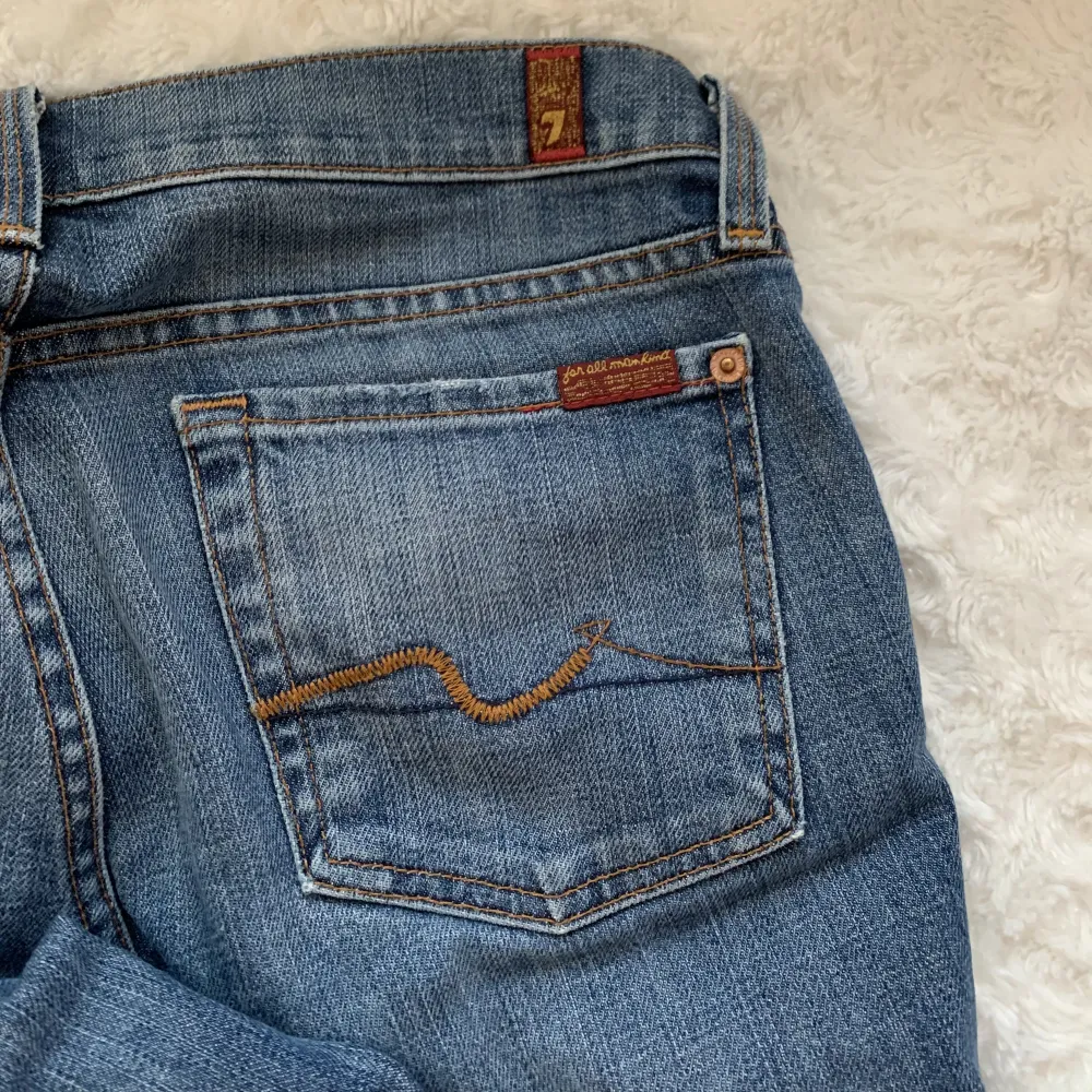 Jättesnygga lågmidjade straight leg jeans från 7 for all mankind😻knappt använda så i väldigt bra skick. Innerbenslängd: 83 cm. Midjemått: 37 cm. Jag är 175 cm!❤️ . Jeans & Byxor.
