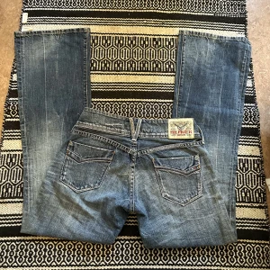 Low waist bootcut jeans - Ett par skit snygga Tommy Hilfiger jeans som tyvärr är för små för mig. W 27 L32