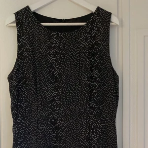 Klänning Stockholm stl 42 - Klänning i mycket fint skick, ärmlös svart/vit med fint fall. 