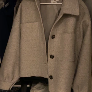 Kappa - Säljer denna fina kappa då den inte kommer till användning💖den har inga defekter förutom bronzer på kanterna som säkert går bort i tvätten och syns inte när jackan är på. Nypris 899kr säljer nu för 400kr💖