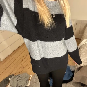 Randig tröja  - En blårandig stickad tröja som är både superfin och skön. Hör gärna av dig vid frågor💗