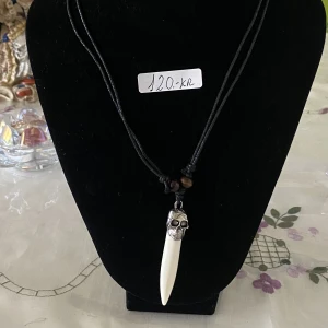 Halsband  - Halsband med döskalle