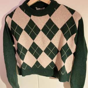 Pull & Bear argyle sweater. Plain green on the back. Round neck.