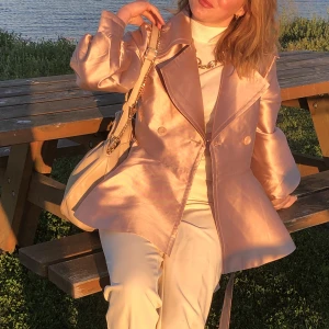 festjacka - säljer min fantastiska jacka, en roséfärgad sommarjacka med stora ärmar och ett bälte. klockformad midja, jättelyxig! stängd med knappar i trenchstil.