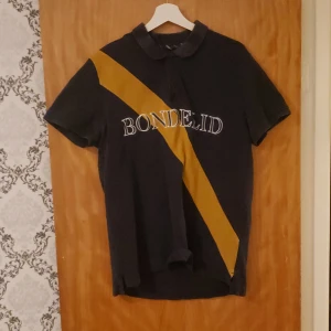 Pike Bondelid - Använde 2-3 gånger så nu händer den bara i garderoben. Mörkblå med guld.