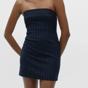 Klänning 🤘🏻🤘🏻 - Superfin klänning från PULL&BEAR. SLUTSÅLD! LAPPEN KVAR!! Storlek M men snarare S. Säljer då den är för liten:/ Köp direkt för 170+ frakt 