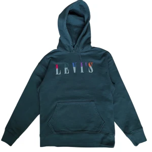 Levi’s huvtröja i storlek S - Snygg levi’s tröja i använt skick. Men inget slitage eller fläckar, Storlek S. Och regular fit så den sitter inte tight runt armarna. 😄Kontakta gärna angående frågor!!