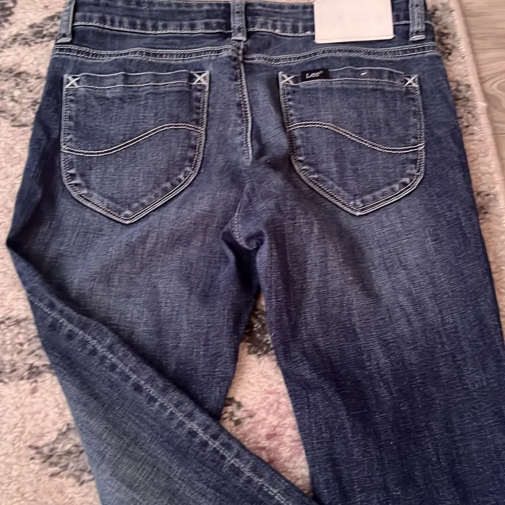 Jag säljer ett par lee byxor i storlek 28x36 💞Använt ca 3-4 gånger ( bra skick på de). Byxorna skulle passa någon som är 160-167cm lång! byxorna är lågmidjade!!. Jeans & Byxor.
