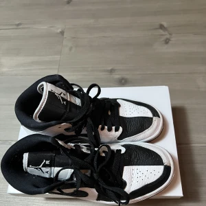 Nike air Jordan mid Str 37,5 - Superfina jordans som tyvärr inte kom till någon använding på grund av storleken, dem är ganska små i storleken men jag uppskattar dem i storlek 36. 