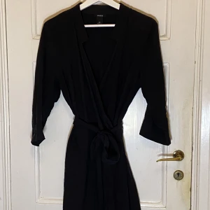 Omlottklänning - Omlottklänning från Lindex som sitter  bekvämt på. Går att knyta och ha utan knytning. 