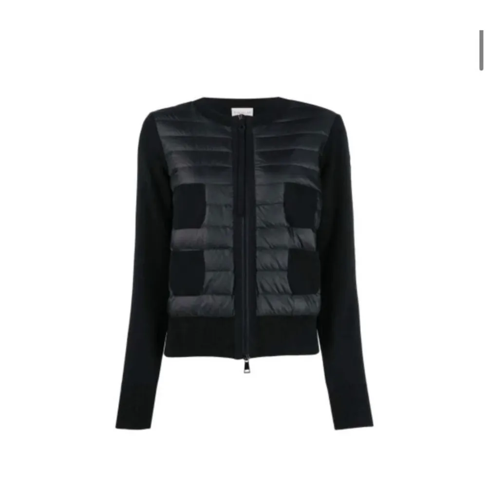 SÖKER EN MONCLER CARDIGAN. Helst någon av dem på bilderna, i dam modellen. Kan vara beredd att betala ganske så mycket. ❤️Helst i storlek S till M.🤩. Takit.
