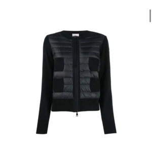 Moncler cardigan  - SÖKER EN MONCLER CARDIGAN.  Helst någon av dem på bilderna, i dam modellen. Kan vara beredd att betala ganske så mycket. ❤️Helst i storlek S till M.🤩