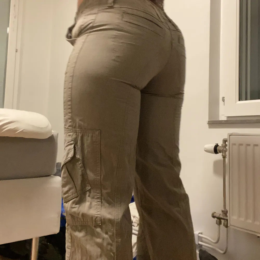 Lågmidjade cargo pants från Urban outfitters i grön (jätte ljusgrön) Kommer inte till användning längre Storlek Xs regular length så fin passform😍 Första bilden är från hemsidan!  . Jeans & Byxor.