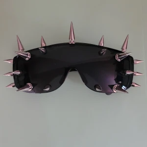 SPIKED SUNGLASSES CLOUT COLLECTION - ON HOLD! Helt nya solglajjor med nitar från clout collection! Köpa för ca 250kr, endast prövade :) Meddela för fraktdetaljer!